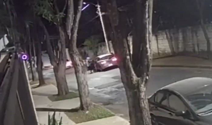 um dos criminosos, que a jogou para fora do automóvel. A mulher sofreu escoriaçõ