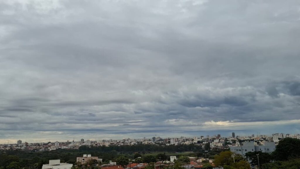 tempo seco e possibilidade de chuva José Matos/g1