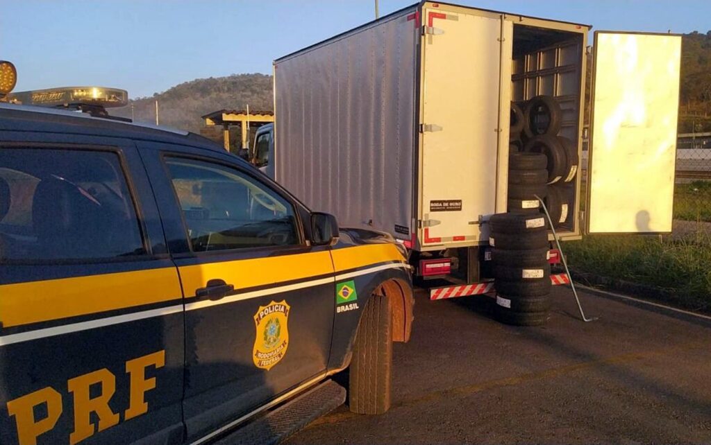 caminhão clonado e carga são recuperados Polícia Rodoviária Federal/Divulgação