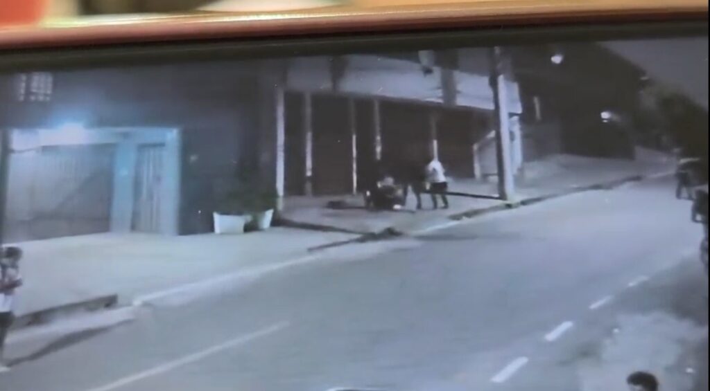 volta das 22h20 da última quinta-feira (2), quando foi cercado pelos agressores