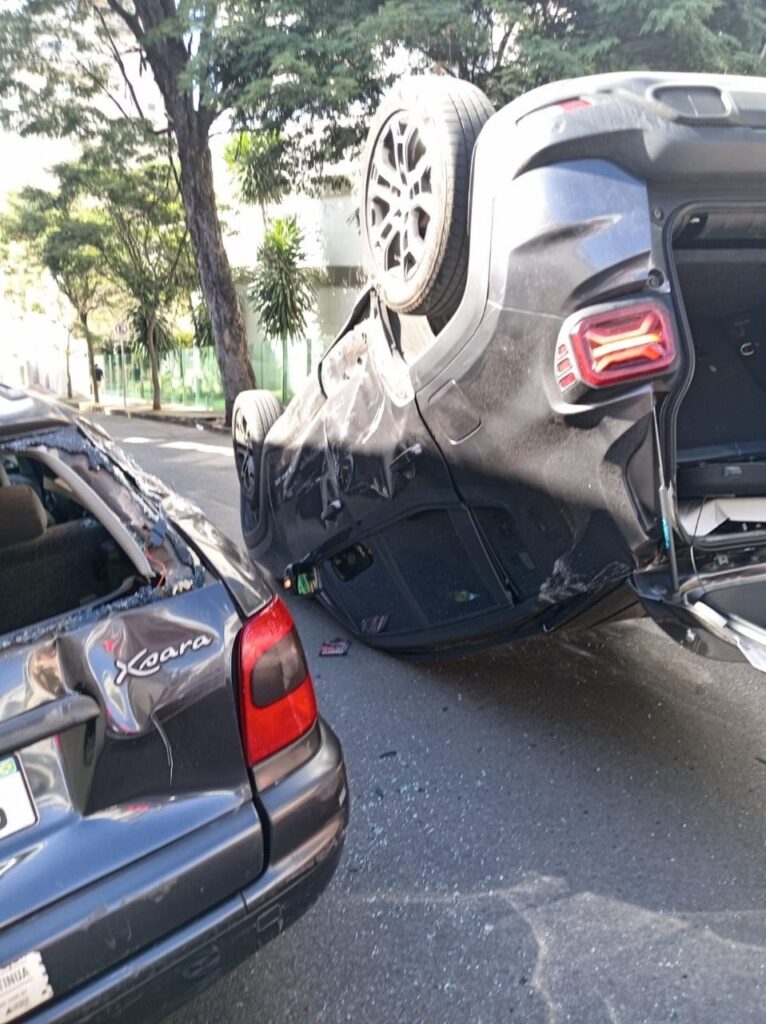 causa de um veículo estacionado próximo à esquina. O condutor do Renegade, um ho