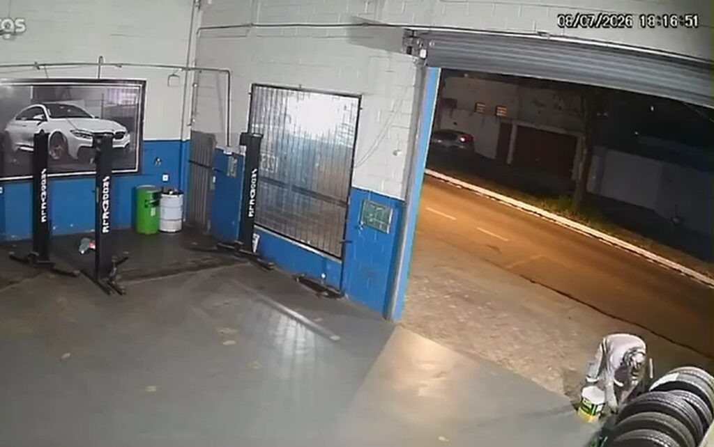 câmeras de segurança ateando fogo em uma oficina mecânica em Passos (MG), na noi