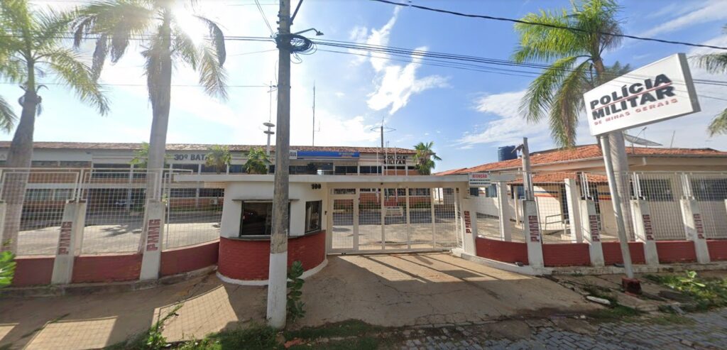 tráfico de drogas após fugir pulando muros de diversas casas e ser capturado em