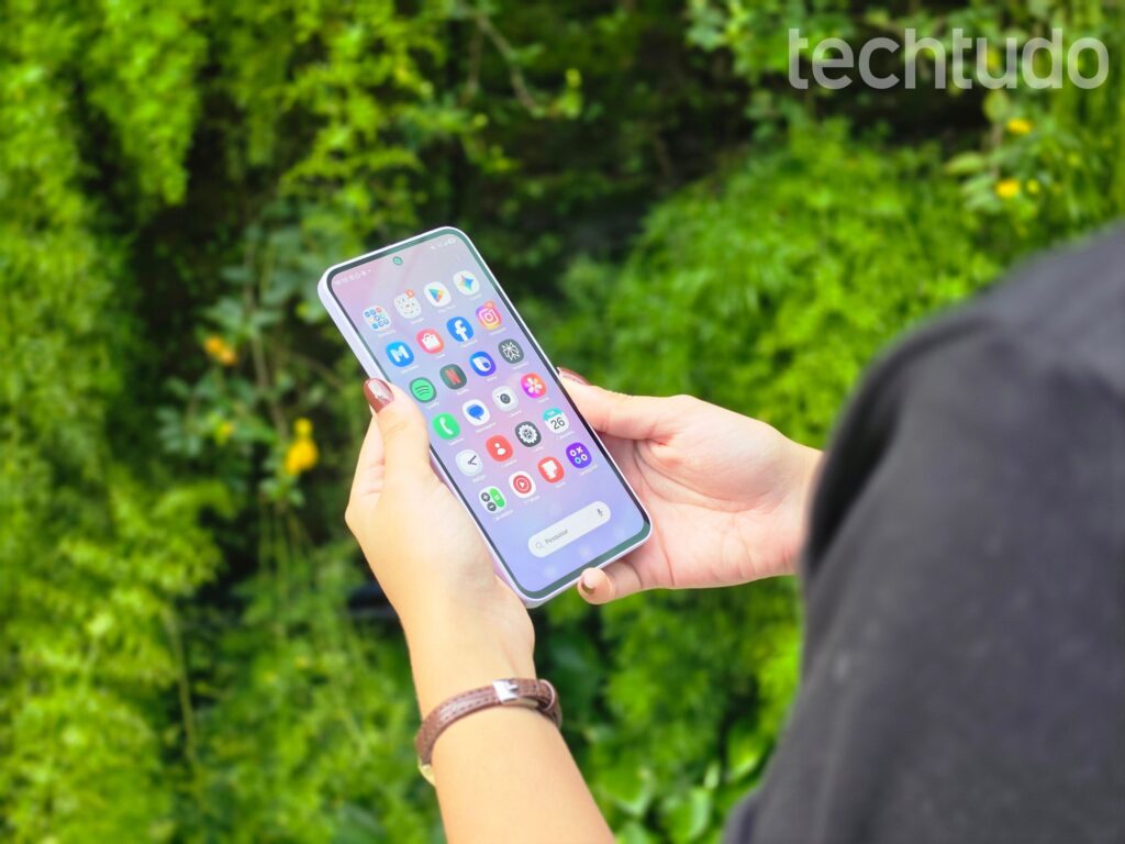 Galaxy A37 é uma opção custo-benefício com recursos também disponíveis em aparelhos premium; confira outras 5 opções — Foto: Julia Rabaça/TechTudo