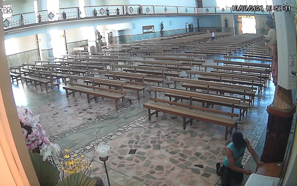 câmeras de segurança abrindo uma caixa onde ficam donativos dentro da Igreja Mat