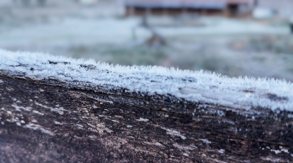 uma fina camada de gelo, cenário típico das manhãs mais frias do inverno na cida