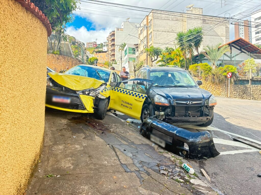 Criança e mãe ficam feridas em colisão entre carro e táxi no bairro Bom Pastor, em Juiz de Fora