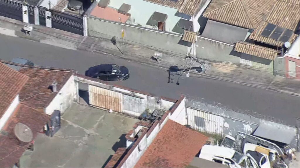Imagem aérea mostra batida de carro em poste na capital Reprodução/TV Globo