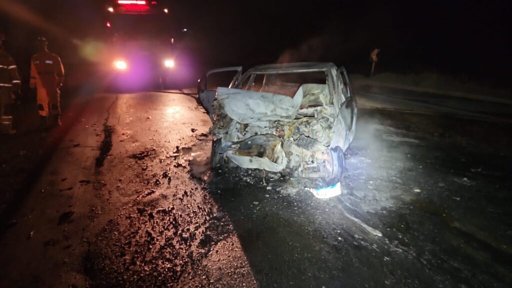 Acidente grave na Br-354 em Arcos: colisão frontal deixa quatro feridos e veículo em chamas