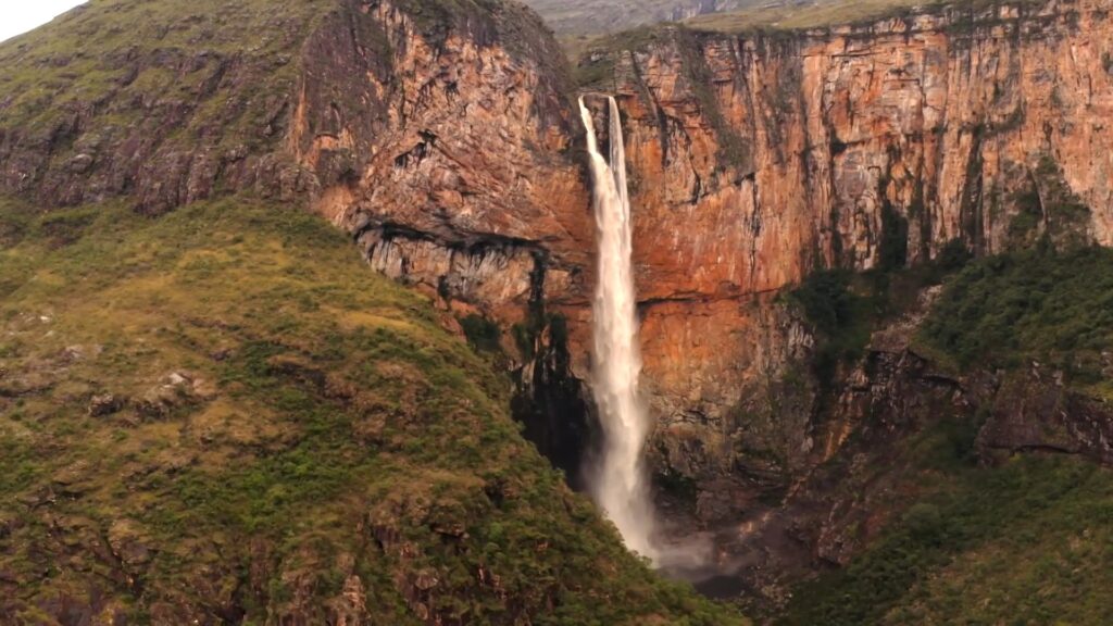 Após quase cinco anos, Cachoeira do Tabuleiro reabre para visitação em Minas Gerais