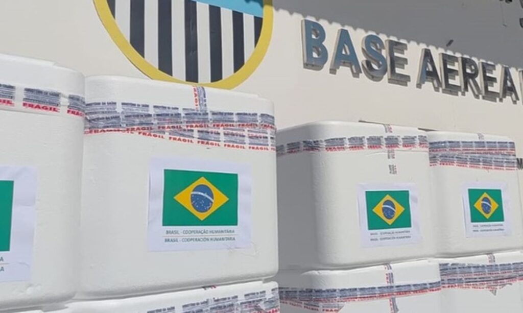 690 Mil doses de vacinas do Brasil chegam à Venezuela como ajuda humanitária