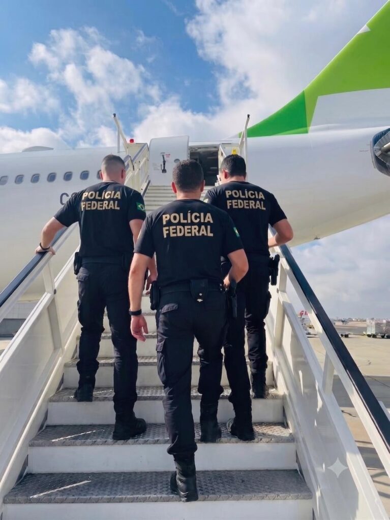 Extradição internacional: brasileiro procurado pela Interpol chega a Minas Gerais para cumprir pena