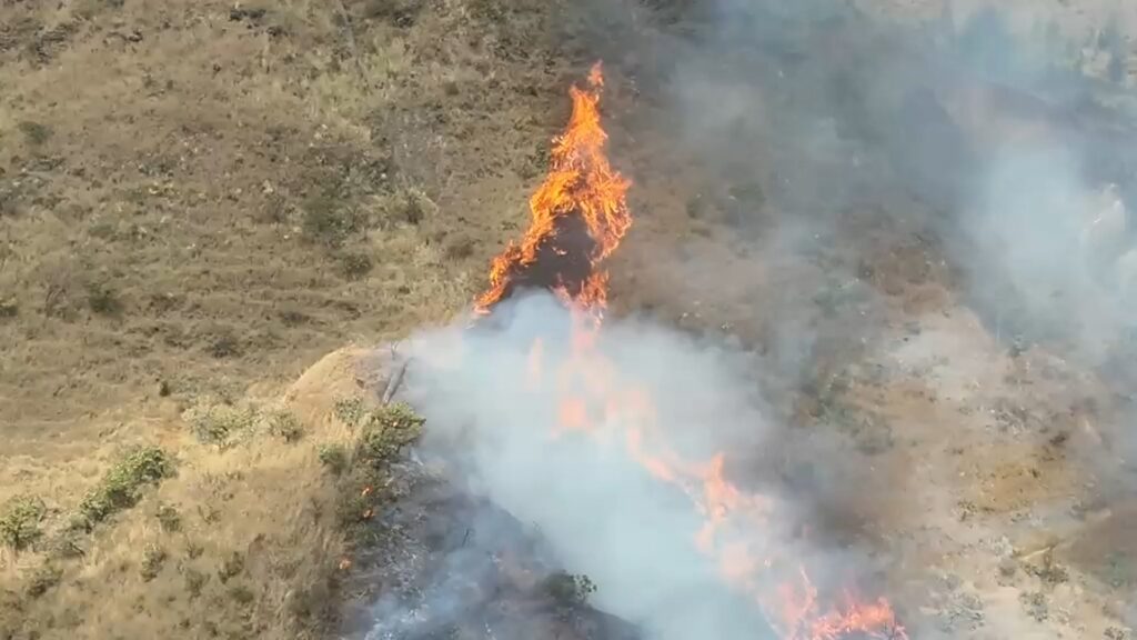 Incêndio de grandes proporções atinge a Serra do Curral em Belo Horizonte
