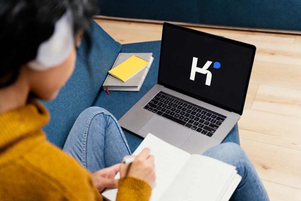 Inteligência artificial Kimi AI é testada e surpreende na análise de textos ultralongos