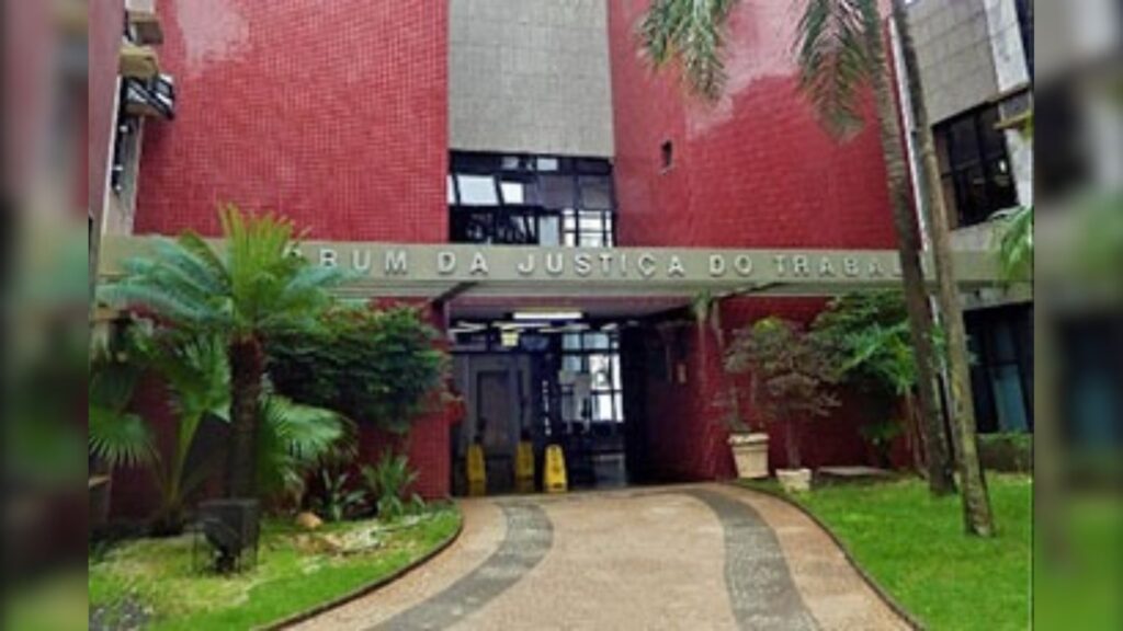 Justiça do Trabalho anula justa causa por 4 minutos extras devido a relógio de ponto distante