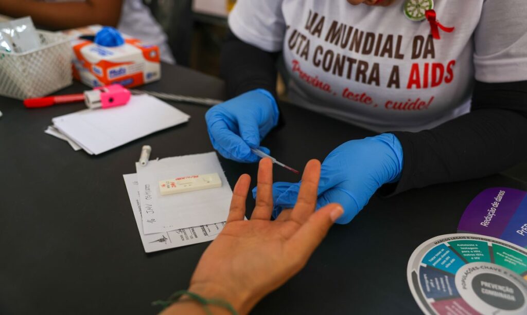 Mitos e estigma em torno do HIV ainda custam vidas e atrasam tratamento no Brasil