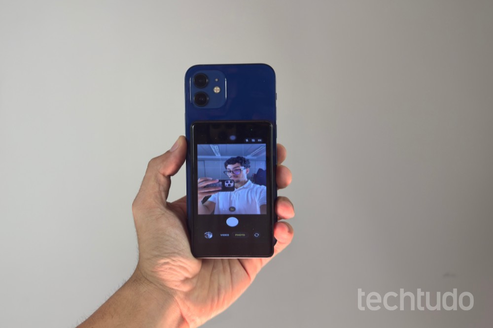 Monitor magnético revoluciona selfies e vídeos com a câmera traseira do celular