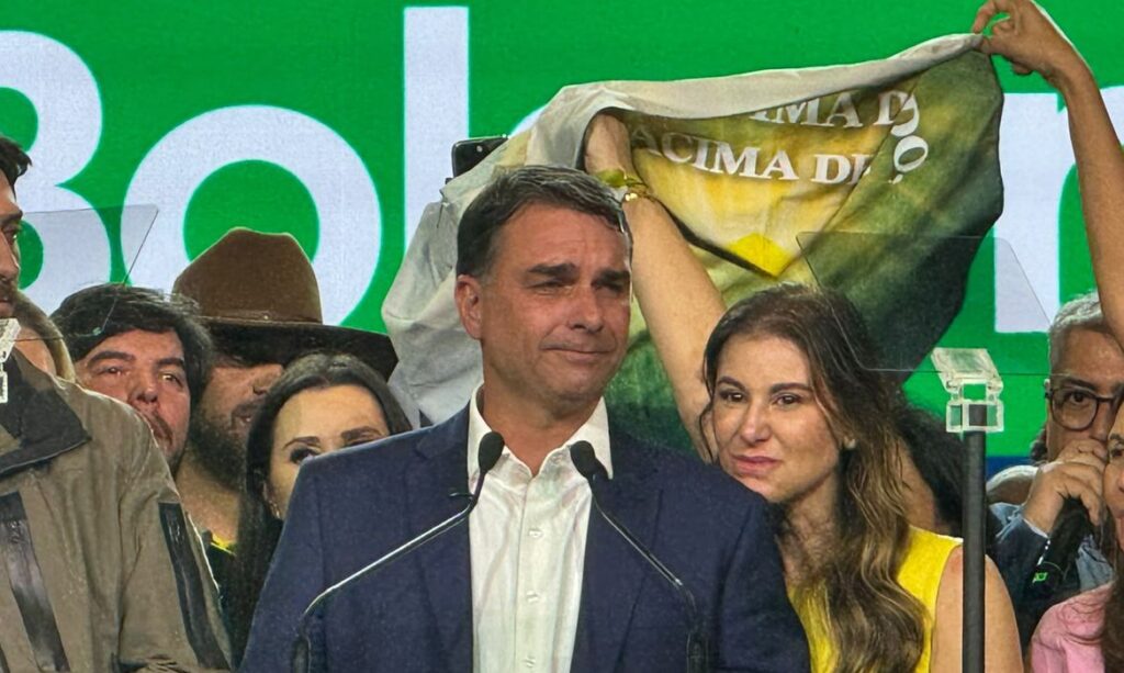PL oficializa candidatura de Flávio Bolsonaro à Presidência em convenção com Milei e mensagem de IA