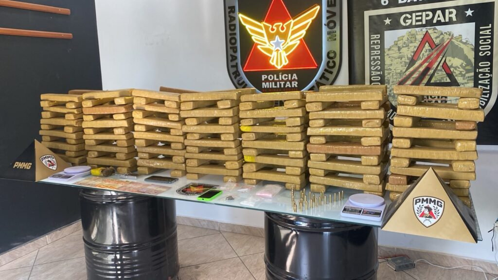 Polícia Militar apreende grande carga de maconha oculta em residência de Governador Valadares