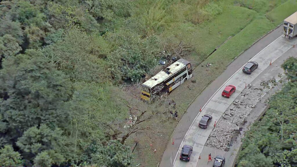 Acidente na Br-040 em Petrópolis: ônibus tomba em trecho de obras e deixa 10 mortos