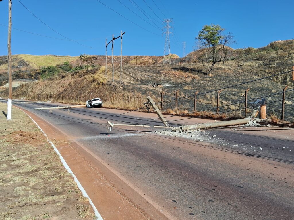 Acidente na Via Expressa: carro derruba postes e causa interdição na Grande BH