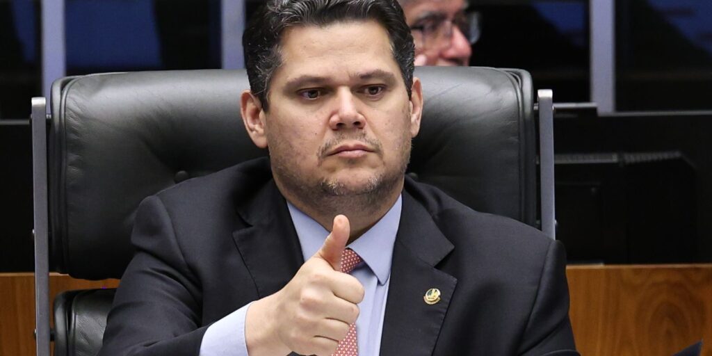 Alcolumbre libera PEC do fim da escala 6x1 na CCJ do Senado após diálogo com Lula