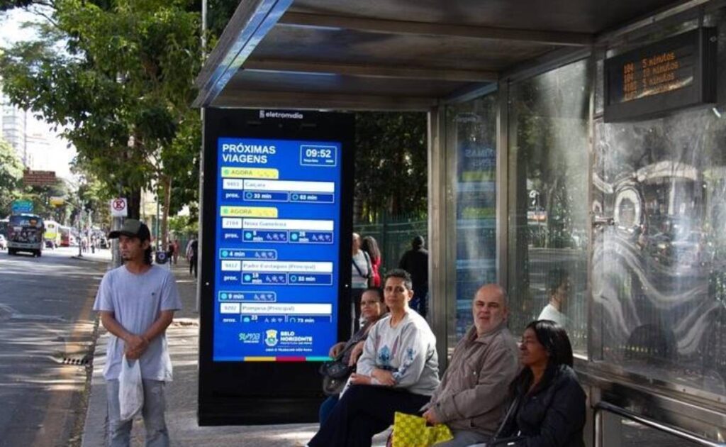 Belo Horizonte reforça segurança noturna em pontos de ônibus com atendimento remoto por vídeo