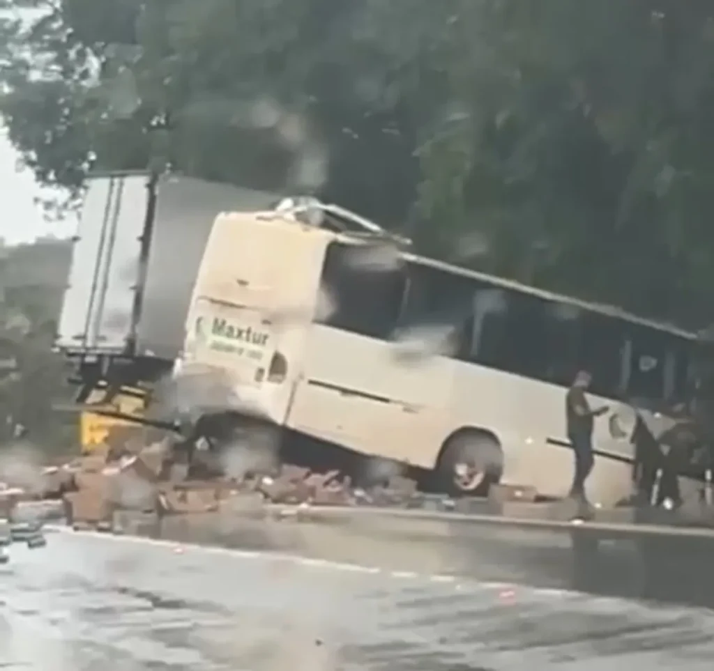 Colisão grave na Br-040 em Três Marias: ônibus e caminhão deixam dezenas de feridos
