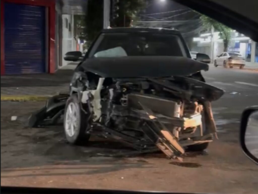 Colisão violenta deixa veículo destruído no centro de Governador Valadares