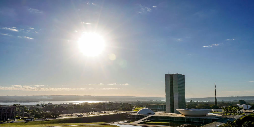 Congresso Nacional acelera votações sobre fim da escala 6x1 e taxa de importação