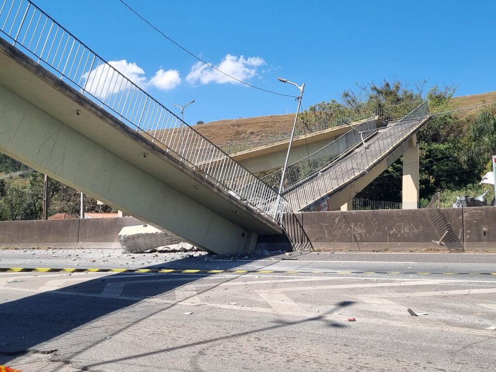 Desabamento de passarela na Fernão Dias deixa mortos e causa interdição total entre SP e MG