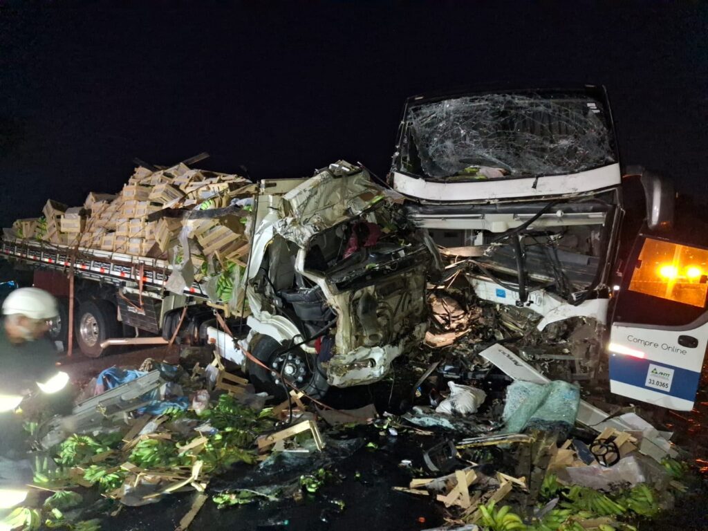 Dois motoristas morrem e feridos em colisão de ônibus e caminhão na Br-116, MG