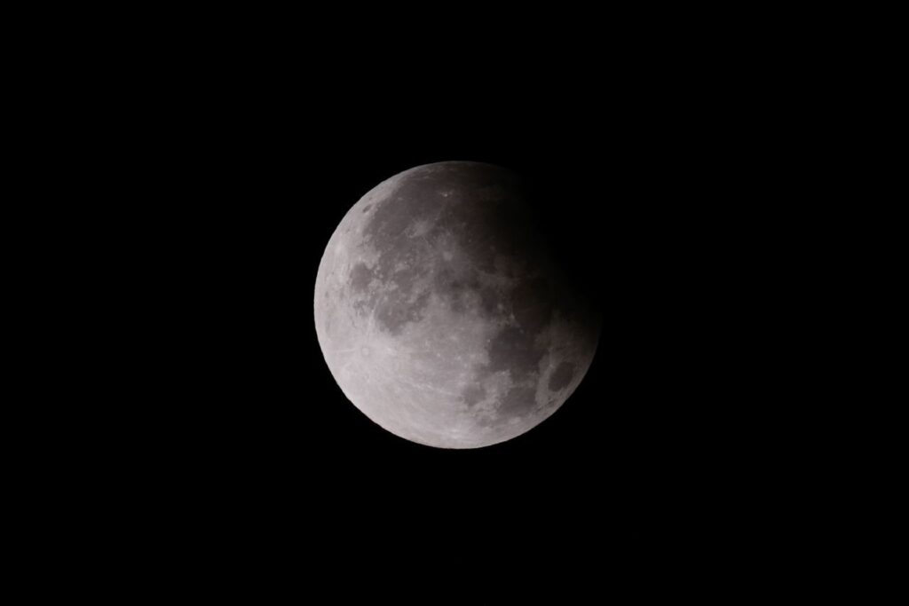 Eclipse lunar parcial será visível em todo o Brasil: confira horários e como observar