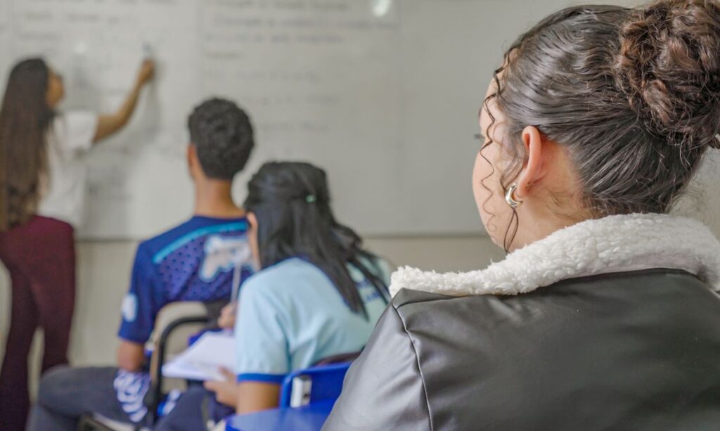 Educação básica brasileira atinge maior patamar histórico no Ideb 2025
