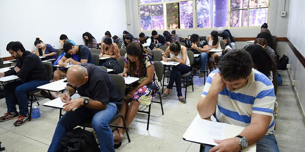 Encceja 2026 ocorre neste domingo e candidatos devem verificar locais de prova