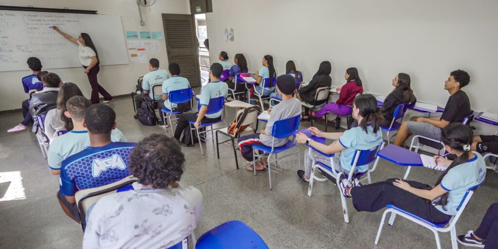 Estudantes do ensino médio recebem quinta parcela do Pé-de-meia para incentivar frequência