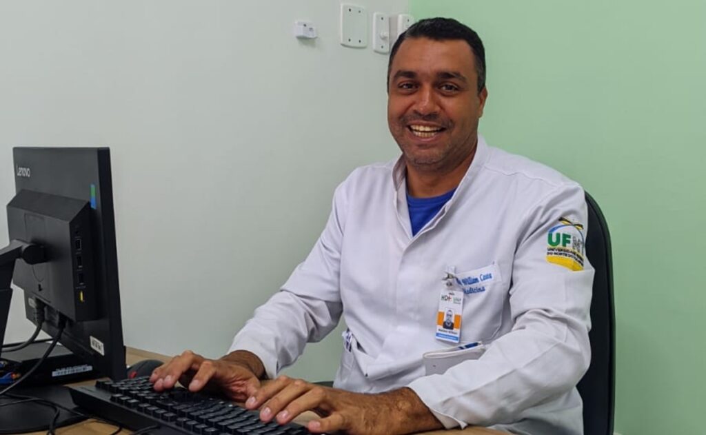 Ex-detento que cursou medicina a 2 mil km de casa inicia internato perto da família e celebra recomeço