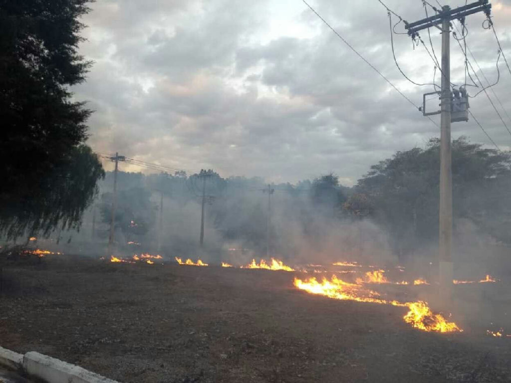 Falta de energia atinge 3,6 mil clientes no Norte de MG por queimadas em 2026, diz Cemig