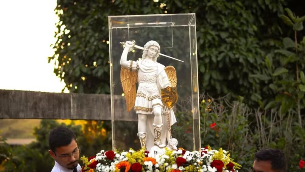 Fé e devoção marcam a chegada da imagem de São Miguel Arcanjo a Montes Claros