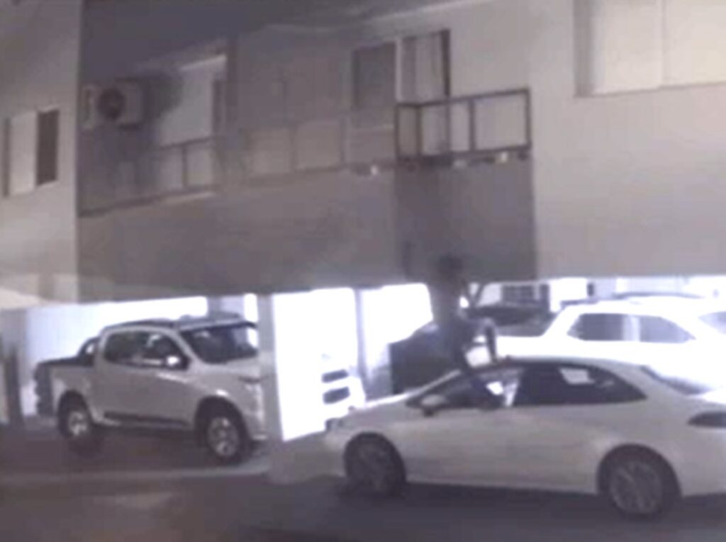 Homem escala fachada de prédio em Uberlândia e furta itens de apartamento