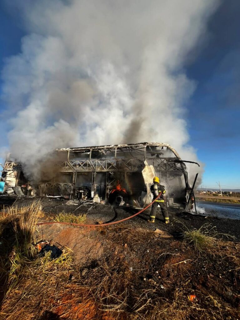 Incêndio destrói ônibus com 65 passageiros a caminho do Nordeste em Montes Claros