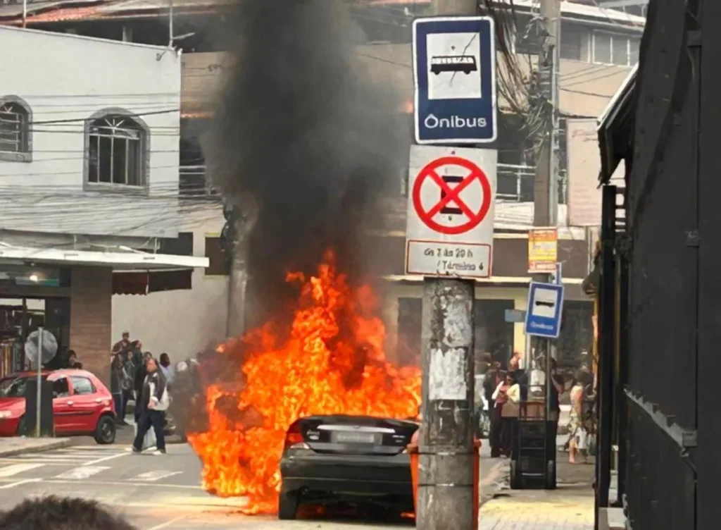 Incêndio destrói veículo durante teste após manutenção em Juiz de Fora