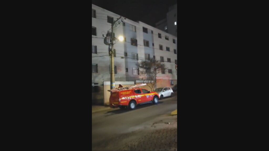 Incêndio em apartamento de BH deixa morador e vizinho feridos após cigarro causar fogo