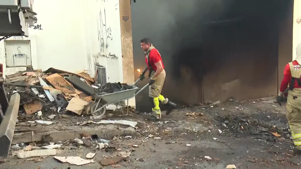 Incêndio em depósito de móveis em Belo Horizonte chega ao quarto dia de operações