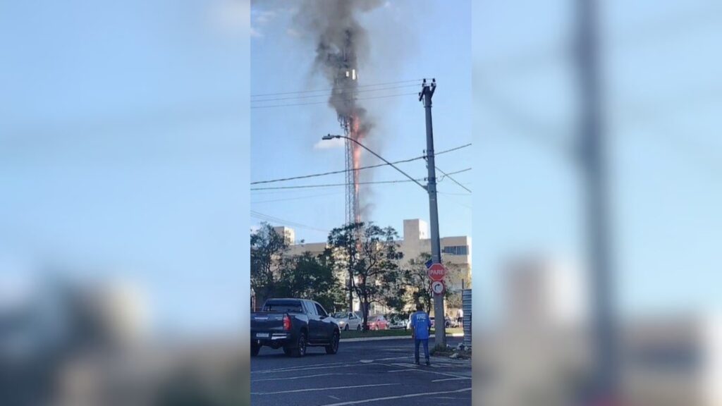 Incêndio em torre de telefonia mobiliza bairro em Uberlândia durante manutenção
