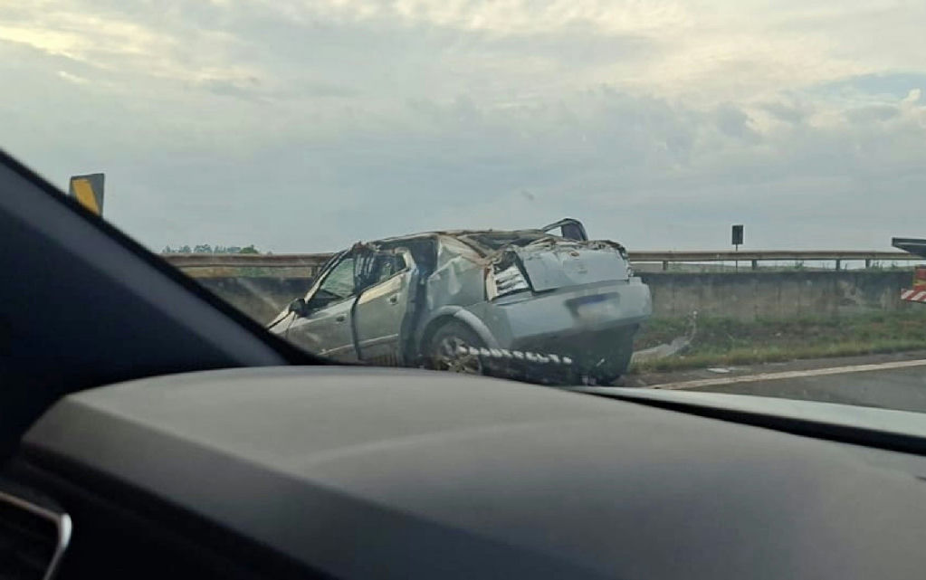 Jovem fica gravemente ferida em capotamento na Rodovia Fernão Dias em Campanha, Minas Gerais