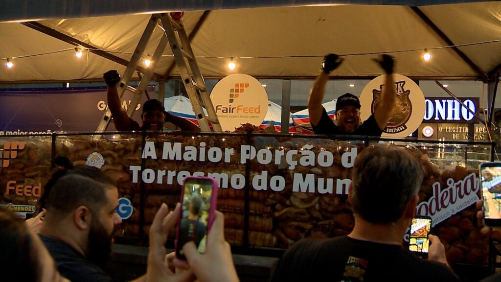 Juiz de Fora celebra novo recorde mundial com a maior porção de torresmo já frita