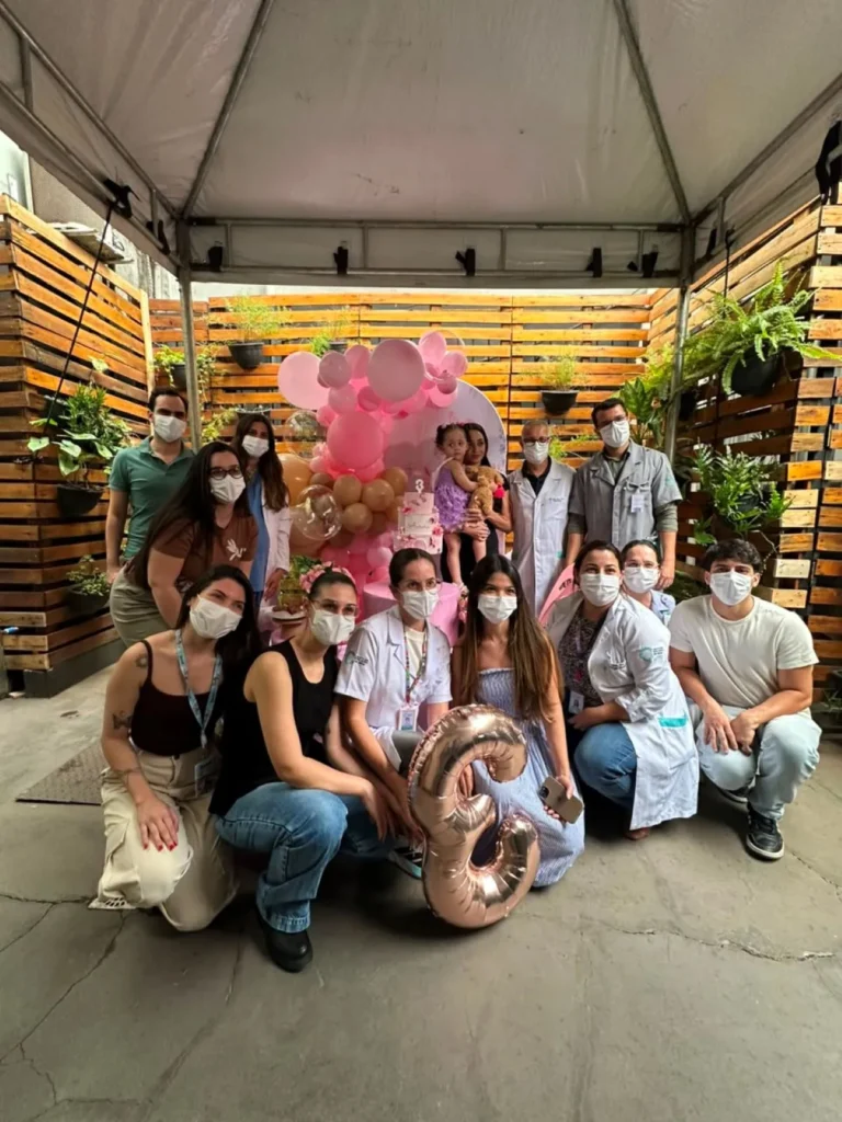 Menina que vive em hospital desde o nascimento celebra três anos em Divinópolis