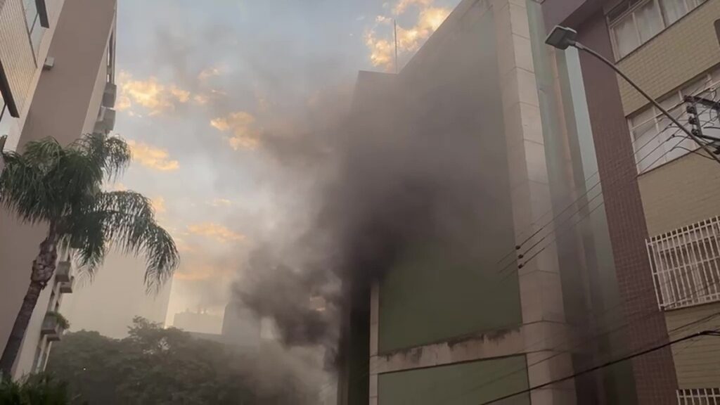 Ministério Público aciona Oi na Justiça após incêndio em prédio abandonado em Belo Horizonte