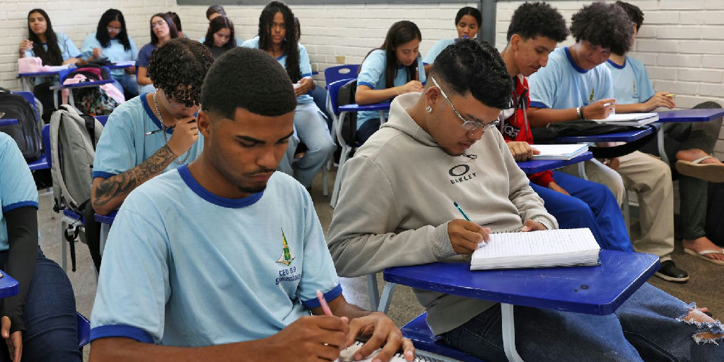 Nascidos em novembro e dezembro recebem quinta parcela de R$ 200 do Pé-de-meia nesta segunda (31